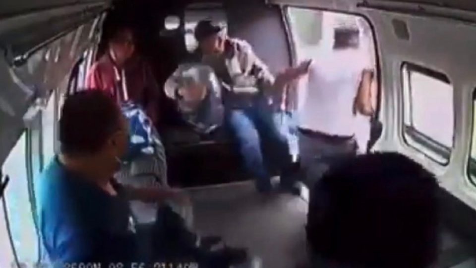 Quiso robar en una combi y los pasajeros le dieron una paliza