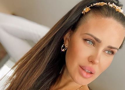 Natalie Weber y una selfie con una bikini azul eléctrico: “Soñando con el verano”