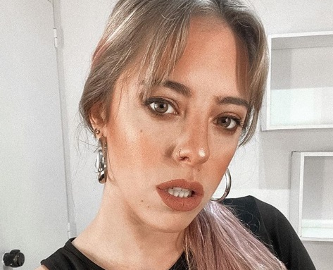 Nati Jota sorprendió con una blusa de plumetí y pantalón engomado