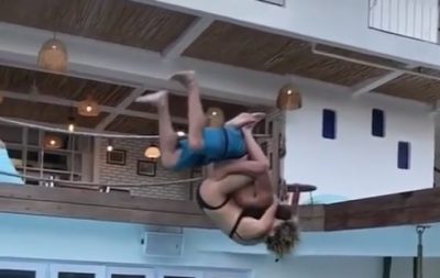 Una pareja se filmó dando una vuelta carnero abrazados al tirarse a la pileta