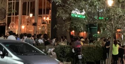 Denunciaron que varias personas se juntaron en un bar sin tapabocas