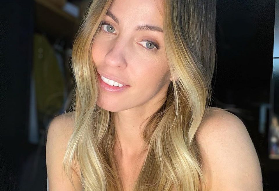 Rocío Guirao Díaz posó a la cámara, con jean y una capa de abrigo: “Todo tranqui por acá”