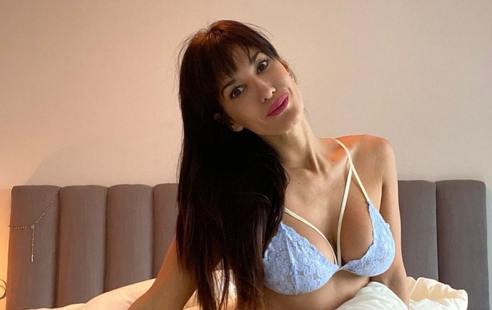 En su cama y con un body rojo pasión, Silvina Escudero se despidió de la semana