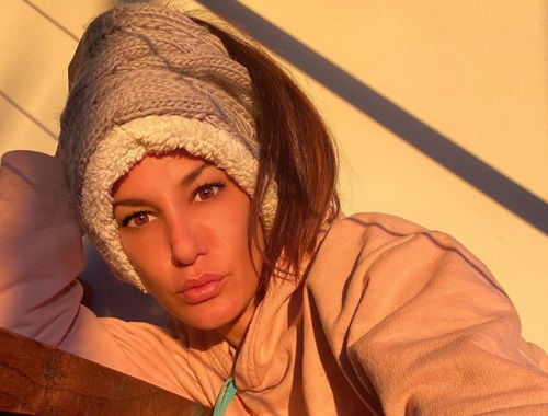Frente al espejo, Silvina Escudero posó en ropa interior celeste: “No sé qué voy a ponerme”