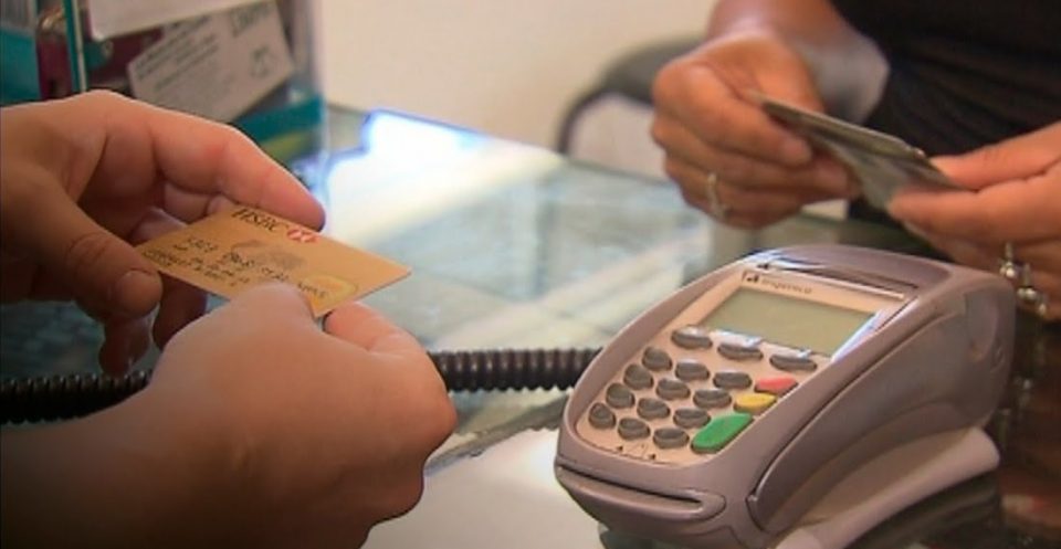 Las compras con tarjetas registraron una caída del 10% interanual en agosto
