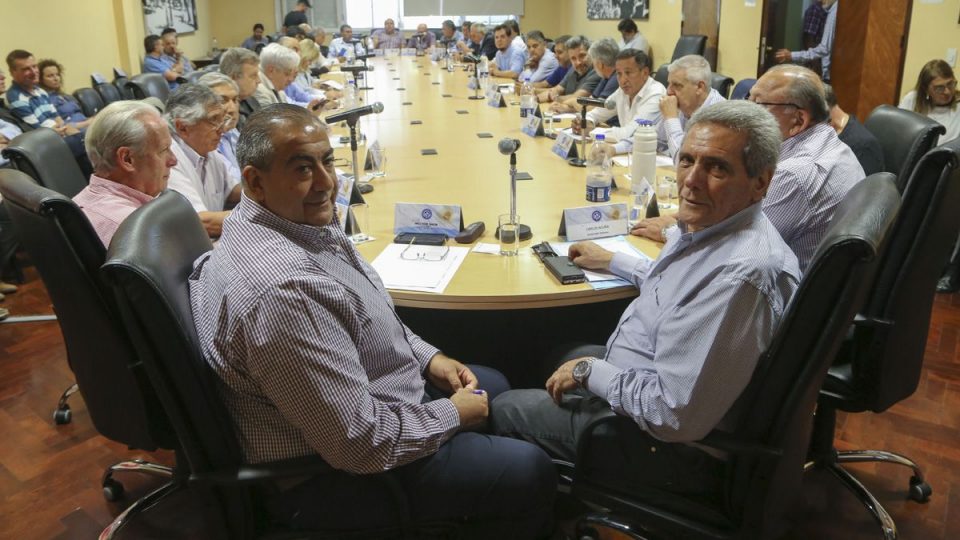 CGT y UIA acordaron extender hasta fin de septiembre el acuerdo para suspensiones masivas