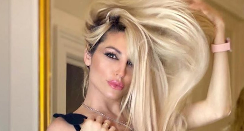 Vicky Xipolitakis desfiló frente a un espejo