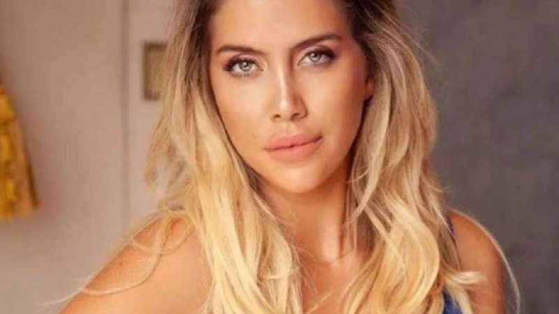 Wanda Nara posó al volante con un vestido gris (y pelo suelto): “Rápida y Furiosa”