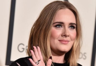 En bikini y calza batik: el llamativo outfit de Adele con el que lució irreconocible
