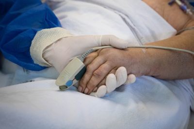 “Derecho a decir adiós”: analizan un protocolo para poder despedir a los pacientes terminales con coronavirus