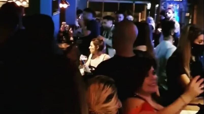 Insólito: en un bar de Mar del Plata despidieron la fase 4 con un baile