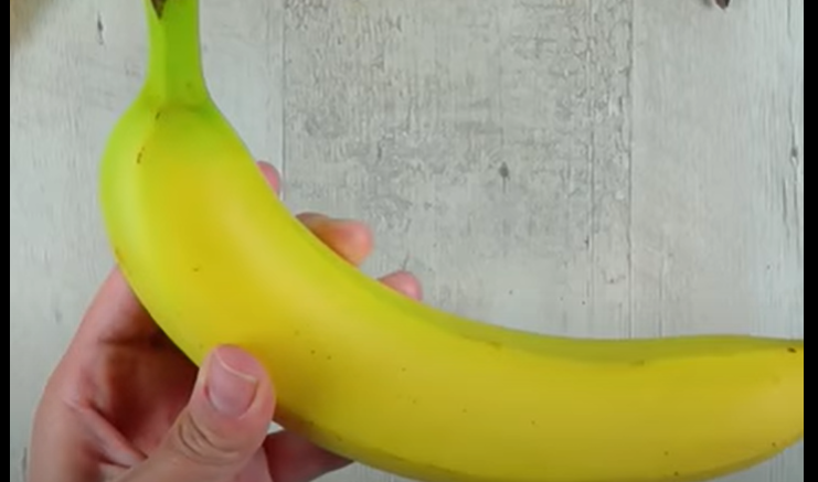 Clavó una aguja en una banana y logró pelarla (y cortarla) a la perfección