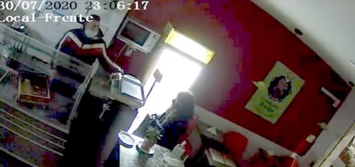 Entró a robar con barbijo y antes de huir se desinfectó con alcohol en gel