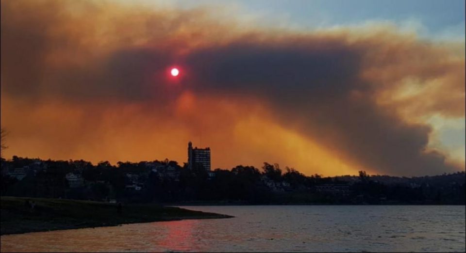 Imágenes impactantes: bomberos combaten gran incendio en las sierras de Córdoba