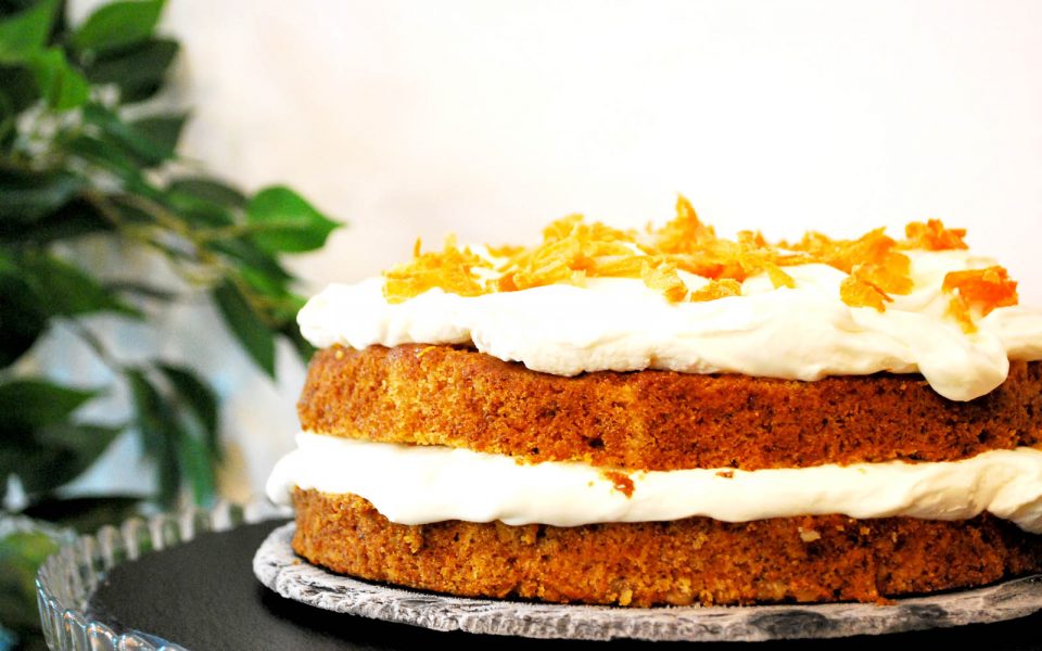 Carrot cake bañada en chocolate: la opción ideal para la hora del té (y todas las demás también)