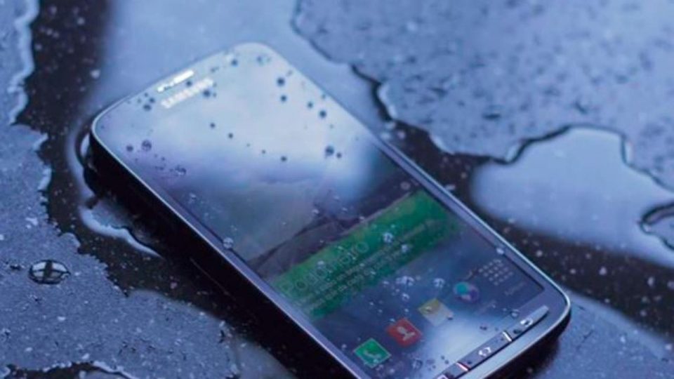 Tres técnicas infalibles para arreglar el celular si se te mojó