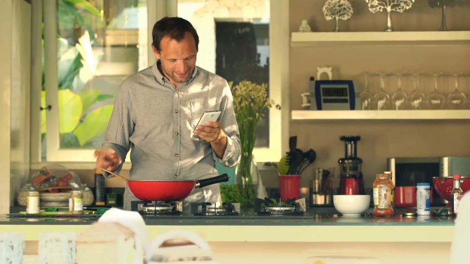 Sencillísimo truco para no ensuciar el celular mientras cocinas