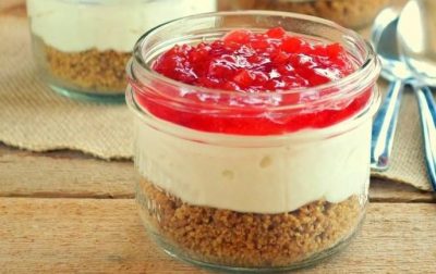 Vasitos de cheesecake sin azúcar: un gusto sano que se puede hacer en 5 minutos