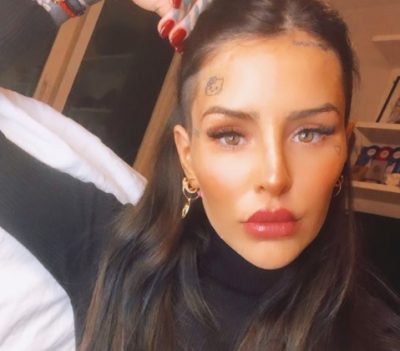 Cande Tinelli dejó entrever los tatuajes de sus piernas al posar con un micro short cuadrillé