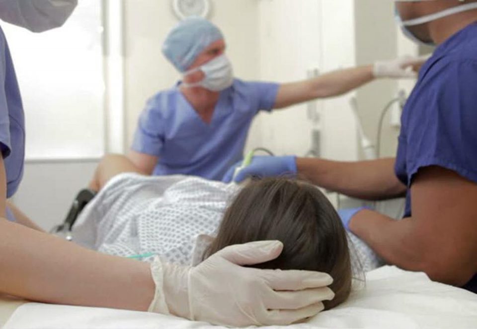 Una mujer dio a luz en el mismo hospital y al mismo tiempo que la amante de su marido
