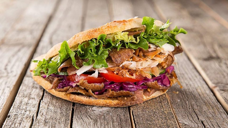 Doner kebab turco: un plato popular y cargadísimo de sabor (im-per-di-ble)