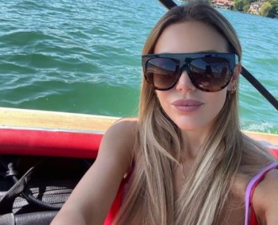 Evangelina Anderson posó de rodillas y lució una (diminuta) bikini: “Mi cara lo dice todo”
