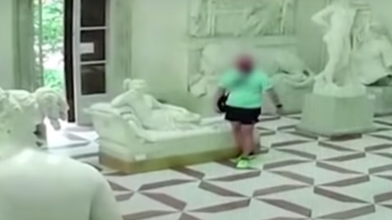 Video | Un turista rompió una escultura de 200 años tras apoyarse para sacarse una selfie