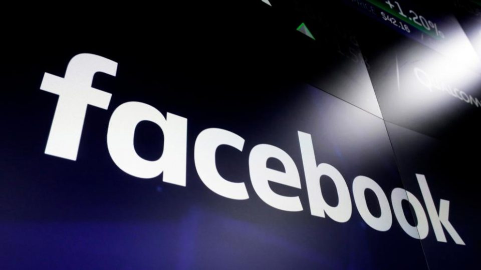 Pese a que prometió eliminarlos, Facebook muestra anuncios discriminatorios