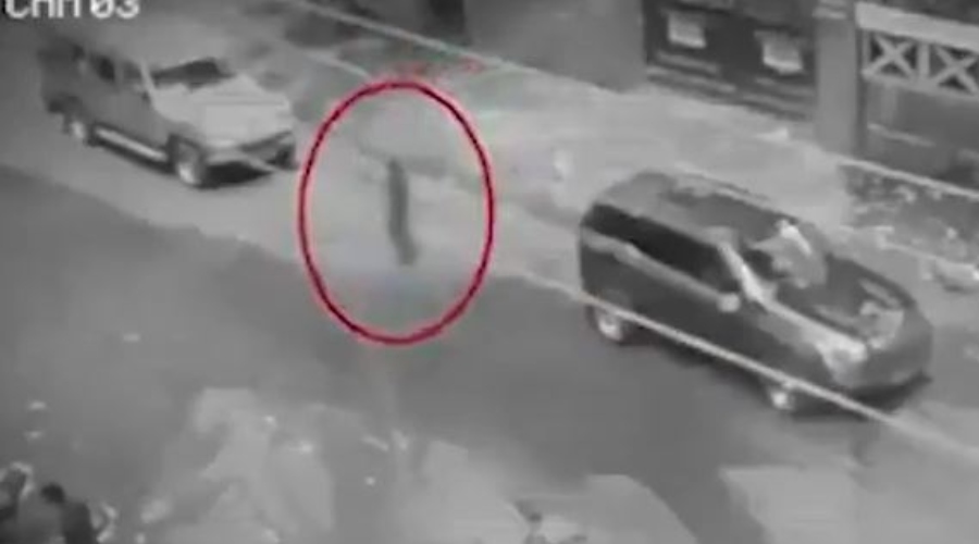 Un “fantasma peatón” cruzó una avenida y atravesó varios vehículos (ver para creer)