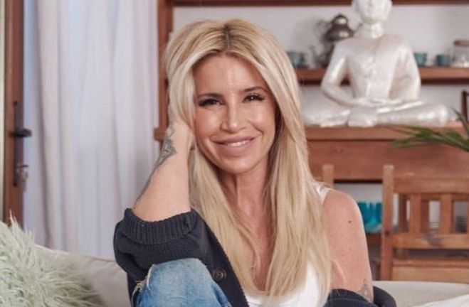 Flor Peña bailó con un body negro y bucaneras: “Flasheando la vuelta al boliche”