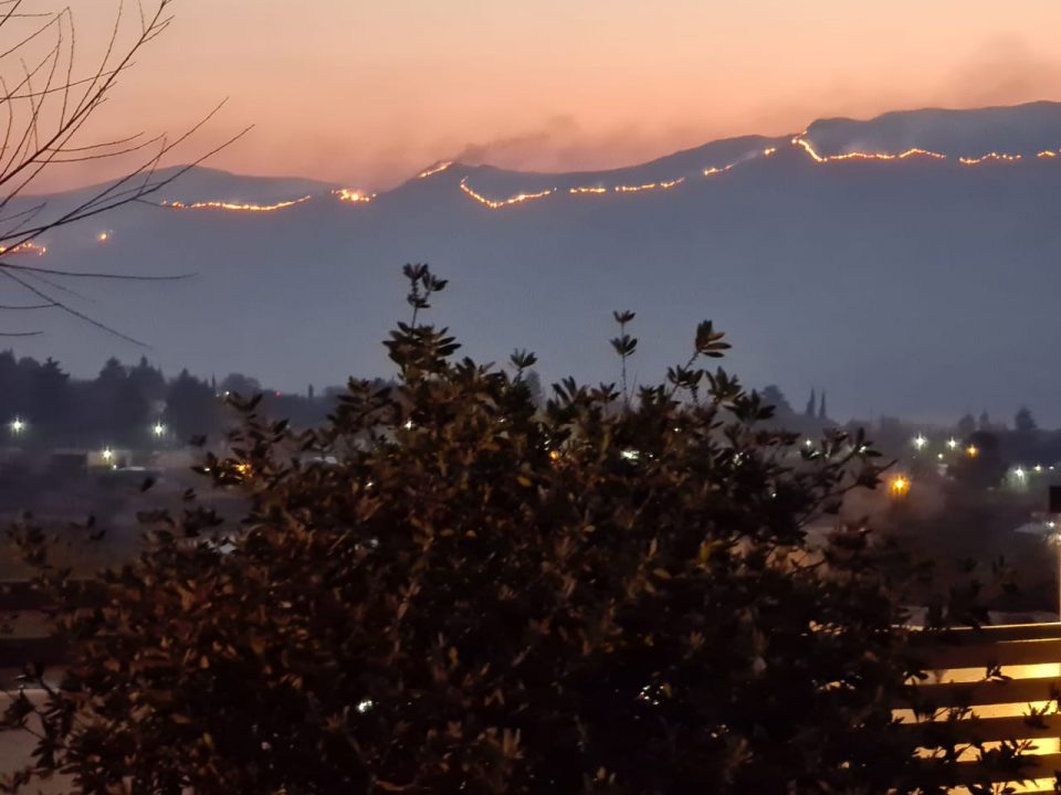 Riesgo extremo en Córdoba: El fuego llegó a las viviendas y podría durar varios días más