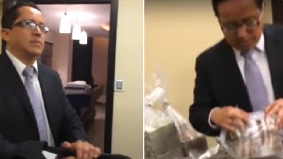 Filmaron a dos funcionarios recibiendo bolsas con dinero