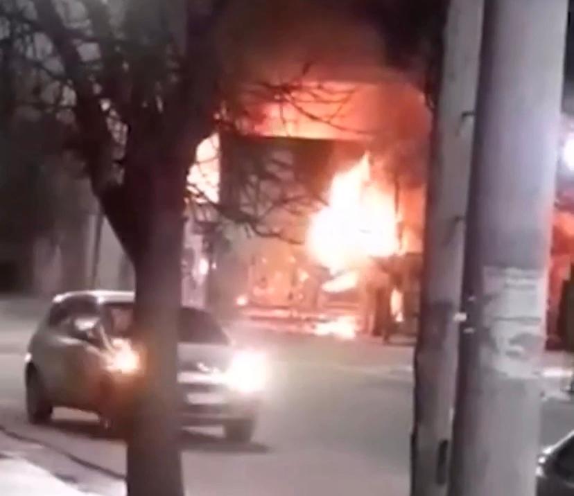 Video | Tras discutir con su pareja arrojó una garrafa que provocó una explosión e incendio