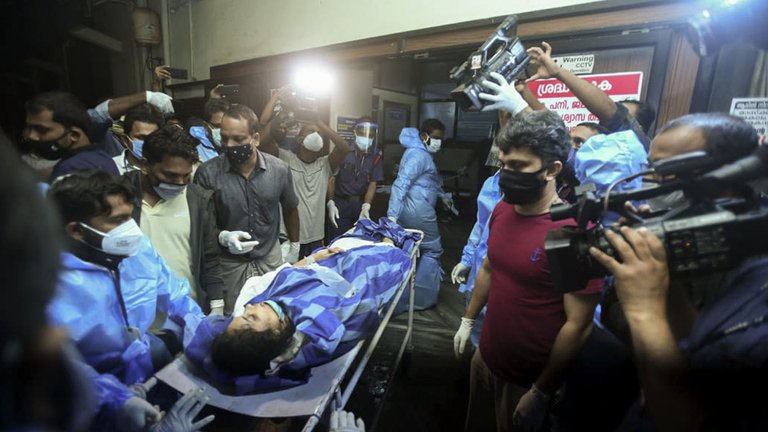 Un avión con 180 pasajeros se estrelló al aterrizar en India
