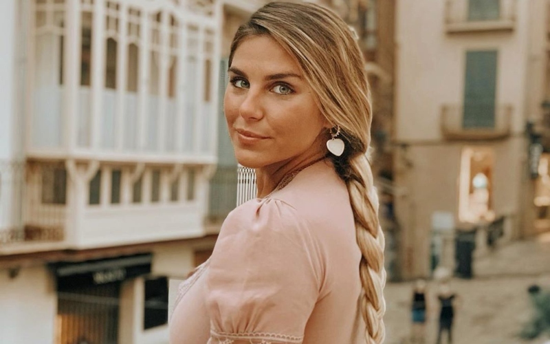 Ivana Icardi posó con un sensual mono negro con escote en V
