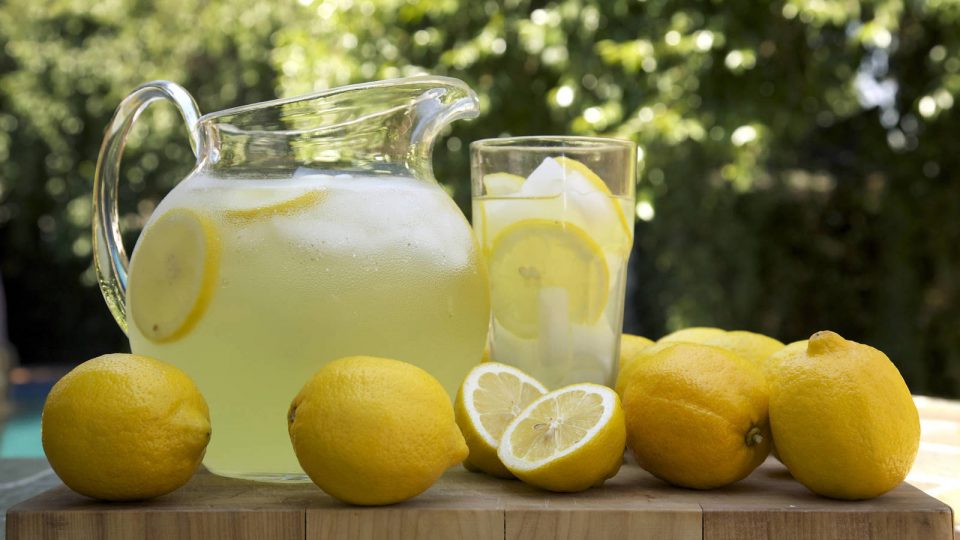 Cómo exprimir jugo de limón sin cortarlo (es más fácil de lo que creés)
