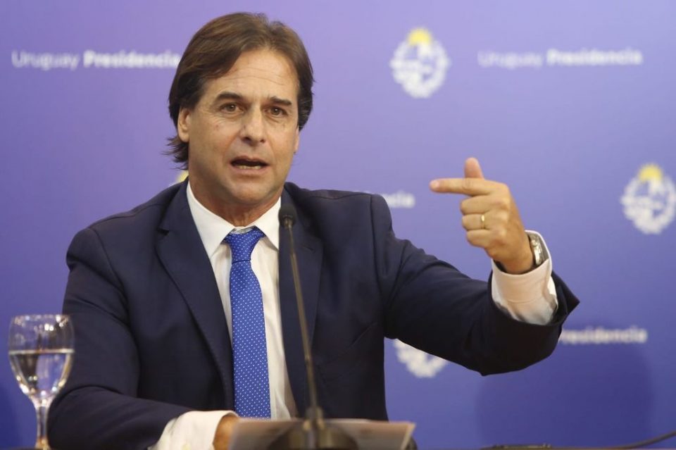 “Podemos cumplir sin meter la mano en el bolsillo”: Lacalle Pou sobre los impuestos en Uruguay