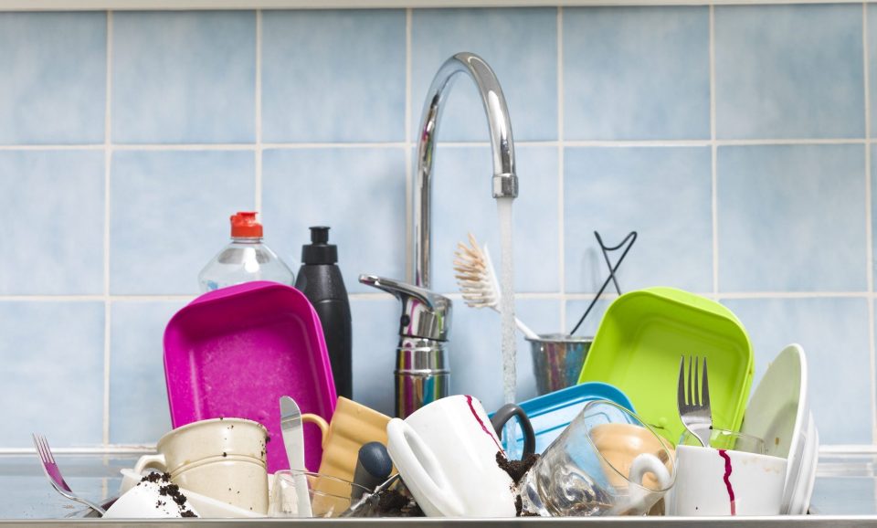 Trucos simples para lavar los platos en pocos minutos