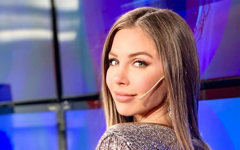 Romina Malaspina se filmó cantando con un look floreado (y escotado)