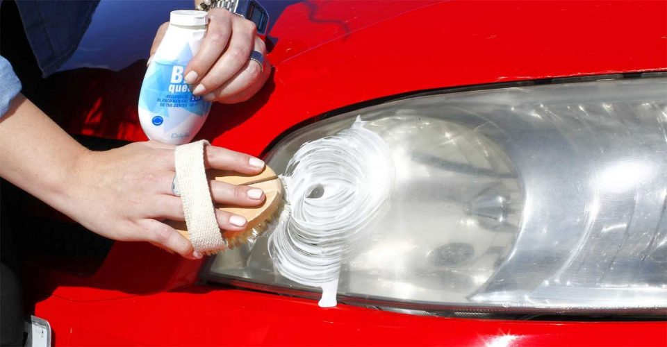 Cómo limpiar las luces del auto de forma sencilla (y dejarlas como nuevas)