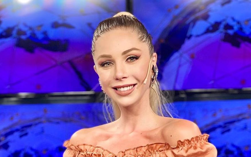 Romina Malaspina cautivó con su look de viernes: remera atada y pollera