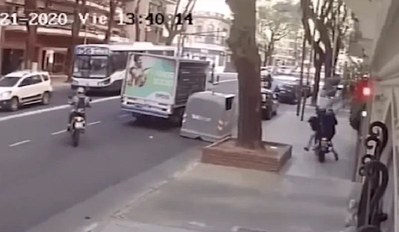 Golpe comando: un hombre fue víctima de un robo en la puerta de su casa cuando volvía del banco