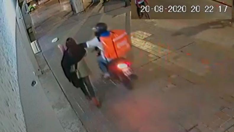 Video: Motochorro disfrazado de delivery asaltó a una periodista