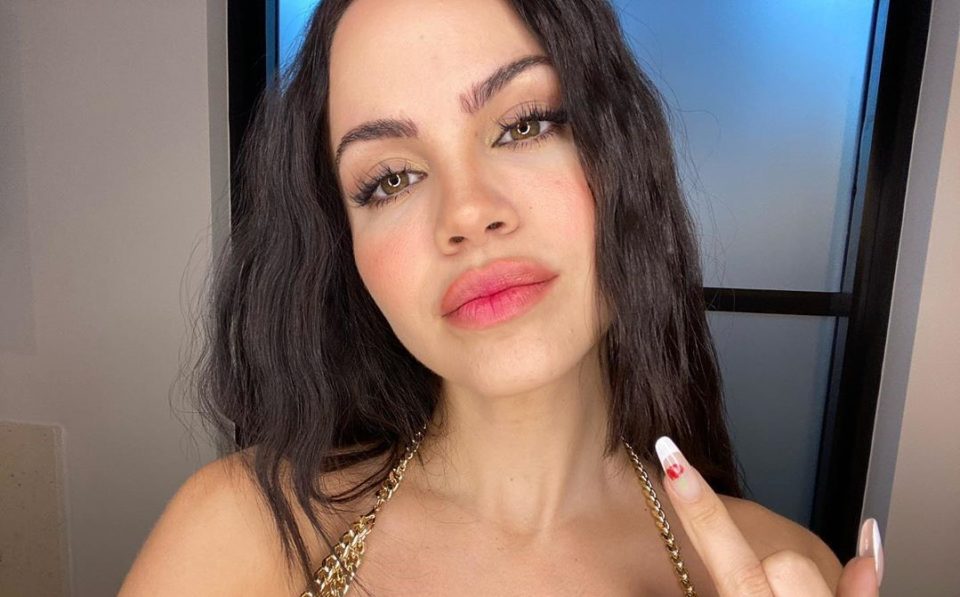 Natti Natasha posó con un top metalizado (sobre un mármol) y cautivó a sus seguidores