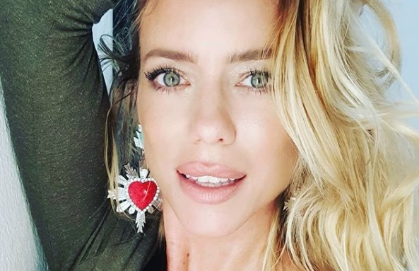 Nicole Neumann posó con un vestido dorado (súper ajustado) que enamoró a sus seguidores