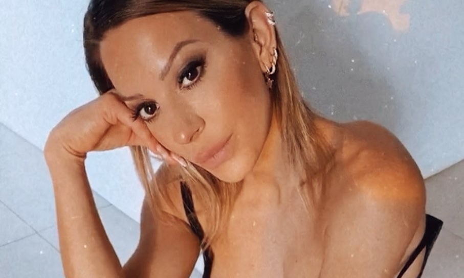 “Necesito hablar seriamente”: Noelia Marzol posó arrodillada en la cama y con un conjunto negro