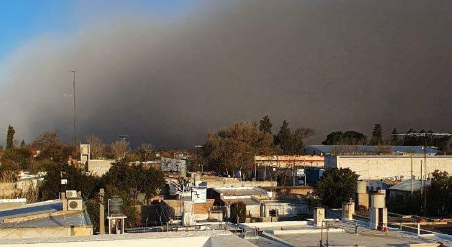 Una impactante Nube de tierra se “comió” el cielo y sorprendió a los vecinos