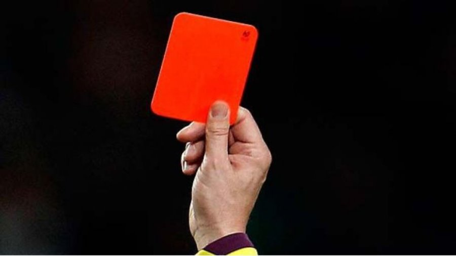 Expulsado por toser frente a un rival: la nueva regla del fútbol pospandemia