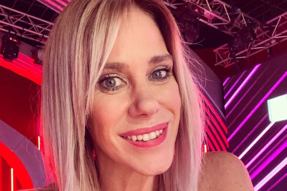 Marcela Baños sorprendió con un mono brilloso con escote infinito
