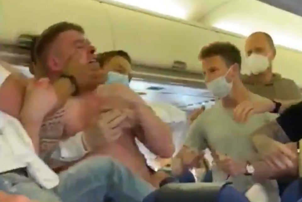 Estaban borrachos en un avión, se pelearon y fueron detenidos